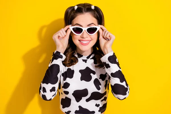 Retrato Vaquera Positiva Dama Usar Gafas Sol Manchado Traje Turista —  Fotos de Stock