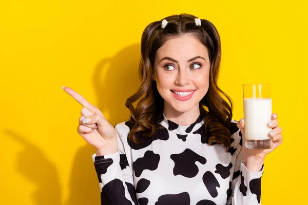 Photo Dreamy Cute Lady Dressed Cowskin Shirt Drinking Yogurt Pointing — Stock Photo, Image