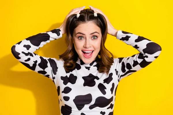 興奮したバカ混乱した女の子の手の肖像画頭の魅力トップ牛の肌スタイルクレイジー提案広告隔離された黄色の色の背景 — ストック写真