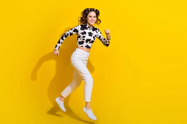 興奮した陽気な女の子の完全な長さの写真は 牛の皮のシャツジャンプ高い実行中の高速空のスペース隔離された黄色の背景 — ストック写真