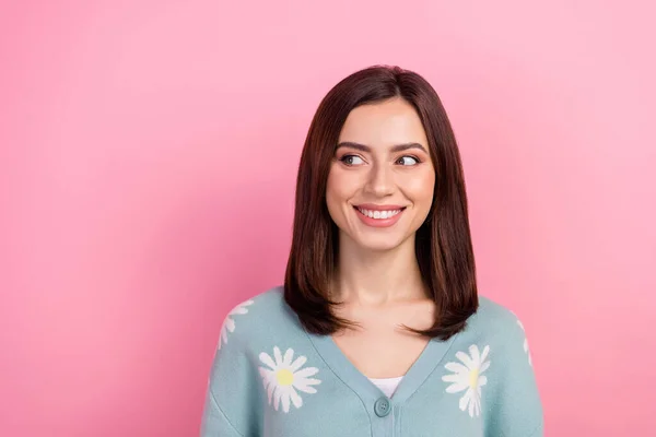 若い美しい女性の写真側空のスペース白い歯の笑顔バナー印刷カーディガン孤立ピンク色の背景を着用 — ストック写真