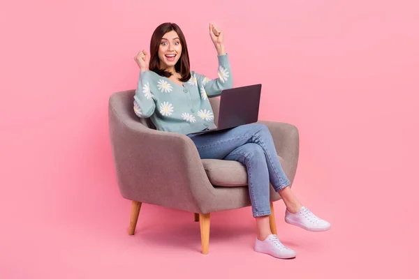 若い女の子労働者のフルサイズの幹部は プログラマを最初に顧客使用サービスはピンクの色の背景に隔離されたラップトップを使用して椅子に座る — ストック写真