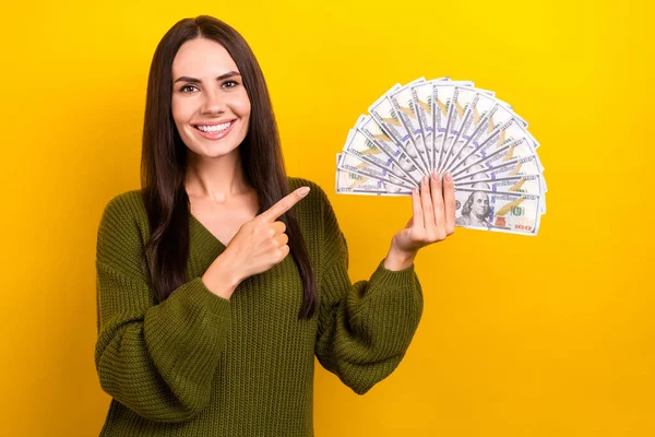 Portret Van Positief Succesvol Meisje Directe Vinger Hand Houden Dollarbiljetten — Stockfoto