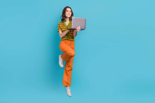 유쾌하고 여자가 셔츠를 크기는 위에서 컴퓨터로 이메일을 보여준다 — 스톡 사진