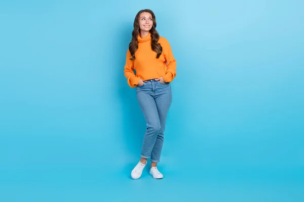 Pełna Długość Zdjęcie Marzycielski Słodki Kobieta Nosić Pomarańczowy Sweter Spacery — Zdjęcie stockowe
