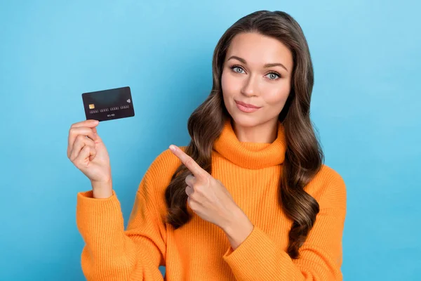 Photo Curly Haired Lady Demonstrate Credit Card Pointing Using Consumerism — Stock Photo, Image