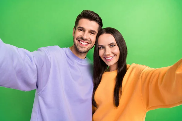 Foto Duas Pessoas Engraçadas Positivas Irradiando Sorriso Fazer Selfie Gravar — Fotografia de Stock