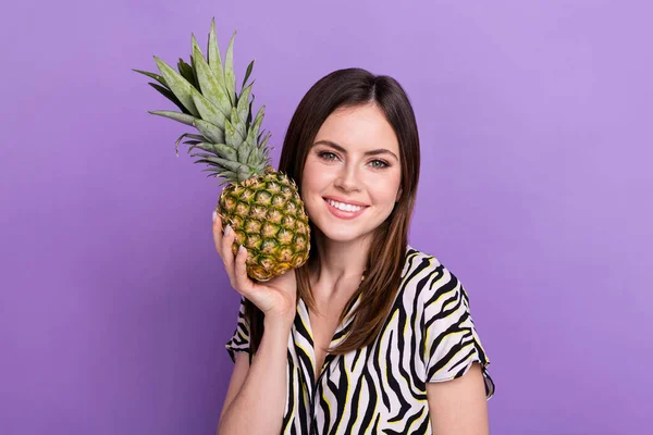 Retrato Chica Joven Usan Camisa Estampada Cebra Sostienen Ananas Fruta —  Fotos de Stock
