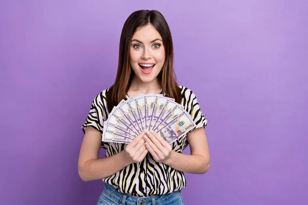 Zdjęcie Młodej Zadziwionej Dziewczyny Nosić Zebra Druk Koszula Pieniądze Dolary — Zdjęcie stockowe