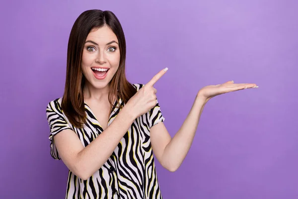 Photo Young Crazy Surprised Reaction Woman Brown Hair Point Finger — Stock Photo, Image
