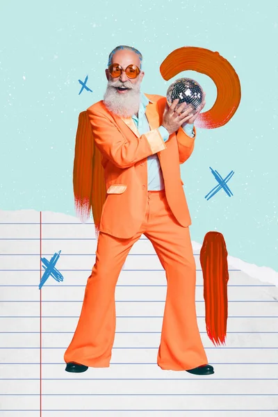 Vertikal Collage Bild Glada Positiva Farfar Orange Kostym Armar Hålla — Stockfoto
