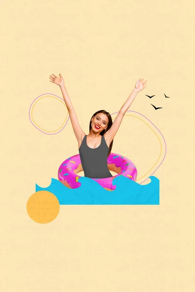 年轻无忧无虑女孩的垂直摄影创作拼贴手举游泳池海洋充气圈与米色背景隔离 — 图库照片