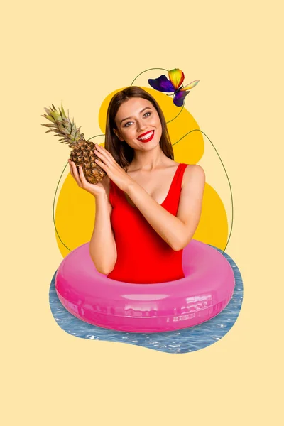 若い豪華なシックな女の子のコラージュは インフレータブルリングスイミング水海を着用黄色の背景に隔離パイナップルジューシーな果物を保持 — ストック写真