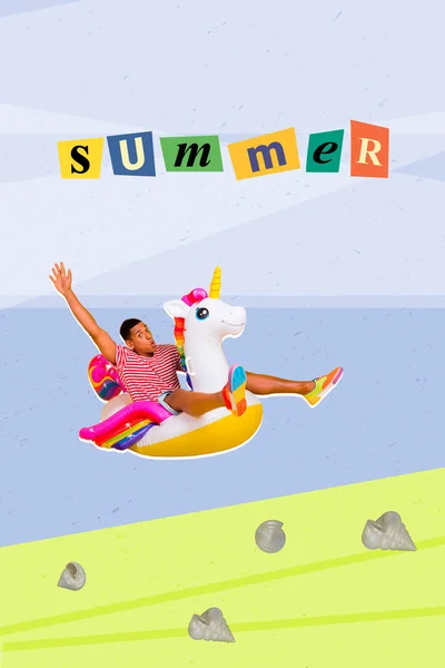 Lustige Youngster Mann Schwimmen Meer Auf Gummi Einhorn Gummiring Sommersaison — Stockfoto