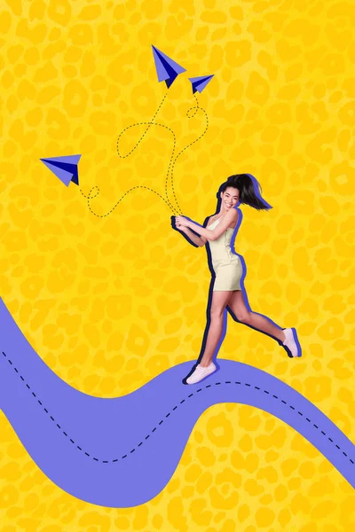 快乐女孩跑步的垂直拼贴图像使用黄色底色上的智能电话飞行纸飞机 — 图库照片