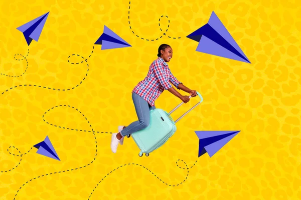 图画黄色背景下孤立的微型女孩飞手提箱纸飞机航路的创造性拼贴图像 — 图库照片