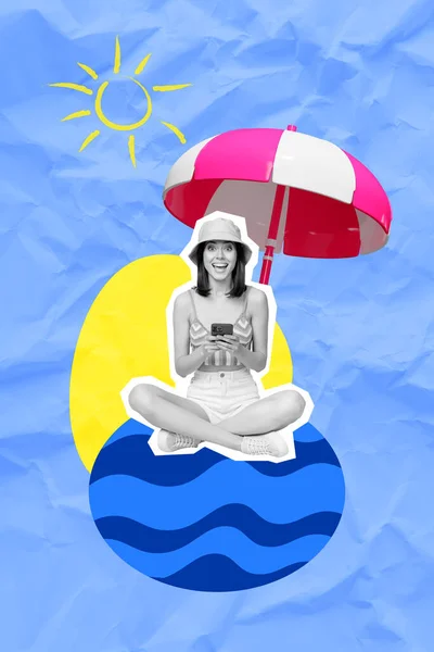 若い驚き良い気分の少女の垂直コラージュ電話予約ホテルの海の呼吸日青い背景に隔離された傘を保護保持 — ストック写真