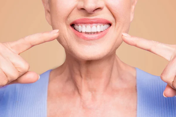나이에 치아의 보라색 그녀의 이빨에 가리키는의 자른된 초상화 — 스톡 사진