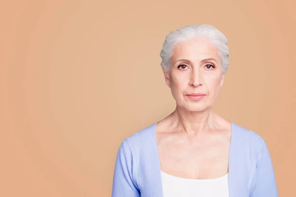 Gri Saçlı Yaşlı Güzel Güzel Kendine Güvenen Hoş Kadın Boş — Stok fotoğraf