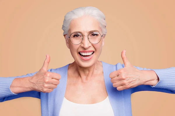 おばあちゃんは ダブル親指を現して美しい素敵な幸せな白髪老婦人カジュアルを着ていると メガネの肖像画をお勧めします パステル バイオレット パープル バック グラウンドを分離 — ストック写真