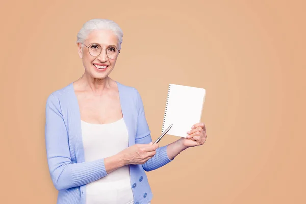 Cinza Cabelos Velhos Sorridente Mulher Negócios Usando Óculos Mostrando Página — Fotografia de Stock