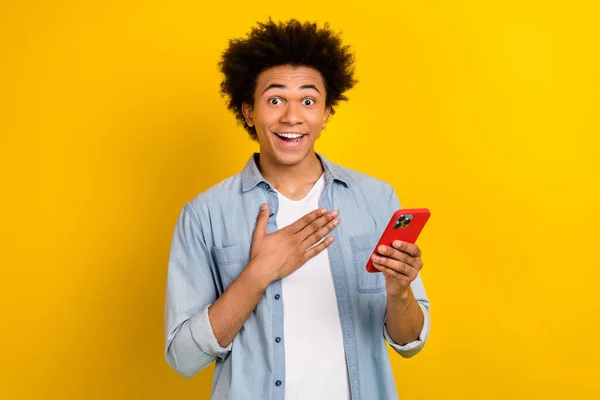 Etkilenmiş Adamın Fotoğrafı Kot Gömlekli Akıllı Telefon Eli Göğüste Sarı — Stok fotoğraf
