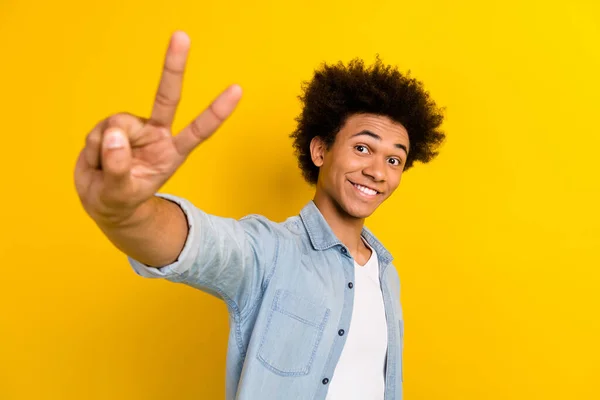 Foto Hombre Positivo Funky Usar Jeans Camisa Sonriente Que Muestra —  Fotos de Stock