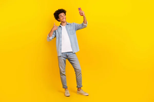Retrato Longitud Completa Chico Guapo Sostener Teléfono Inteligente Tomar Selfie —  Fotos de Stock