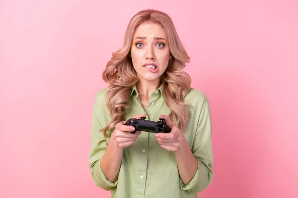 Foto Dubbia Incerta Signora Indossare Camicia Verde Allentamento Playstation Gioco — Foto Stock