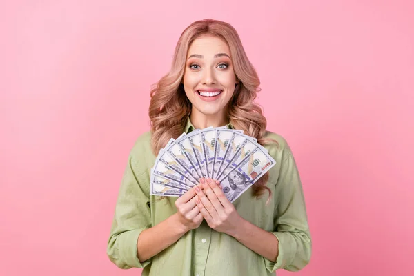 미소를 소녀가 분홍색 배경에 고립된 지폐를 — 스톡 사진