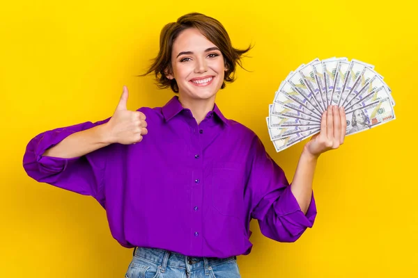 若いプロの銀行家の女性の親指の写真の肖像画は 黄色の背景に隔離されたショッピング消費者のような多くの現金ドルを保持 — ストック写真