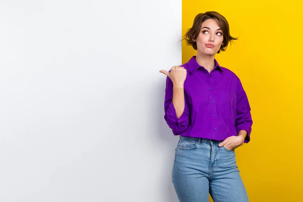 Фотопортрет Привлекательной Молодой Женщины Смотреть Упор Стены Носить Модный Фиолетовый — стоковое фото