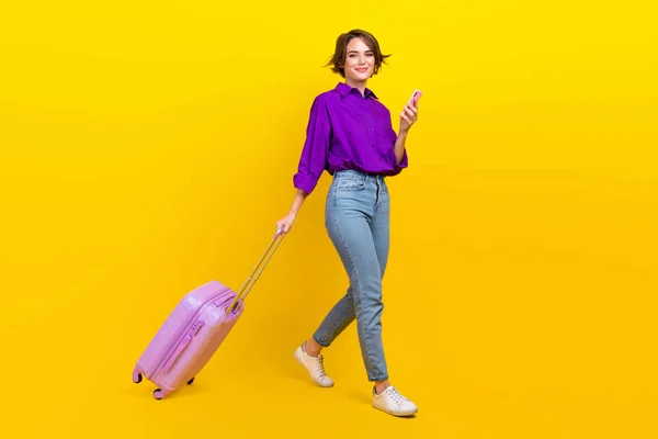 Полноразмерная Фотография Симпатичной Молодой Девушки Приложении Такси Gadget Трикотажном Фиолетовом — стоковое фото