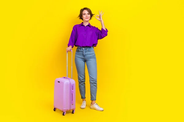 全长照片 甜美清凉的女士身穿紫罗兰色的衬衫 带着钥匙的行李 孤立的黄色背景 — 图库照片