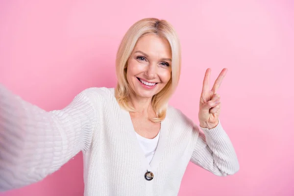 Portret Zadowolonej Miłej Osoby Blond Włosami Ubrany Biały Sweter Pokazujący — Zdjęcie stockowe