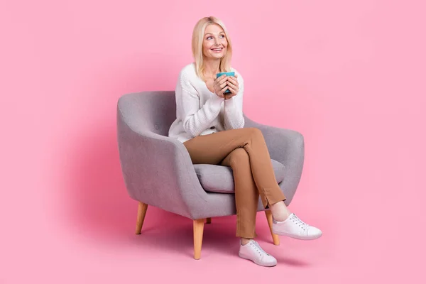 Retrato Corpo Inteiro Pessoa Tranquila Sentar Cadeira Segurar Xícara Café — Fotografia de Stock