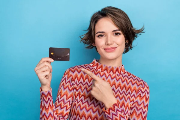 Zdjęcie Portret Pięknej Młodej Damy Trzymać Kartę Kredytową Punkt Palec — Zdjęcie stockowe