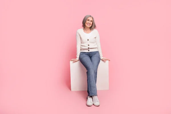 Plná Velikost Fotografie Atraktivní Starší Ženy Sedící Platforma Kostka Oblečené — Stock fotografie