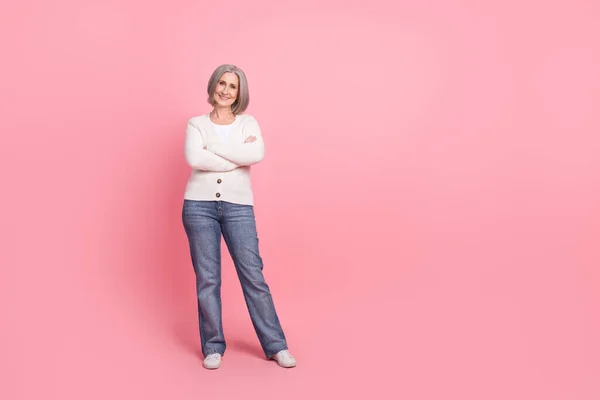 完全な長さポルノの成功した女性交差腕ポーズ空のスペース広告孤立した上のピンク色の背景 — ストック写真