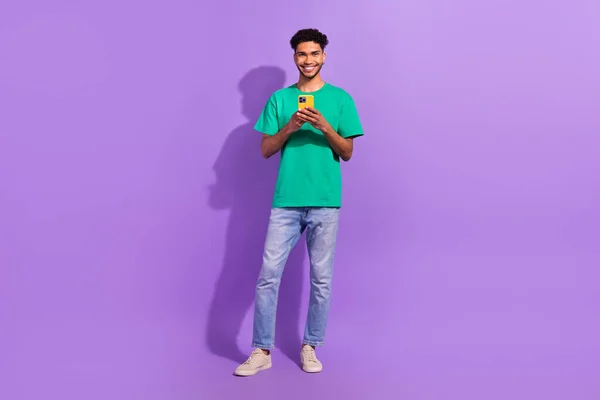 Cadre Tamanho Completo Jovem Sorridente Blogueiro Cara Desgaste Verde Shirt — Fotografia de Stock