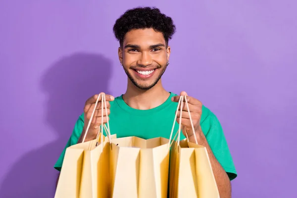 明るい人の肖像笑みを浮かべて手を保持店モールバッグ孤立紫色の色の背景 — ストック写真