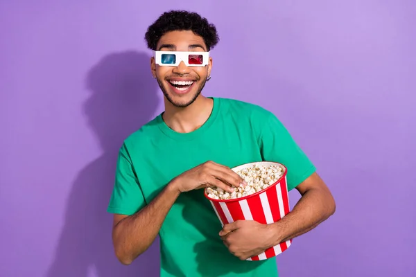 Foto Hombre Excitado Funky Usar Camiseta Verde Viendo Película Comer —  Fotos de Stock