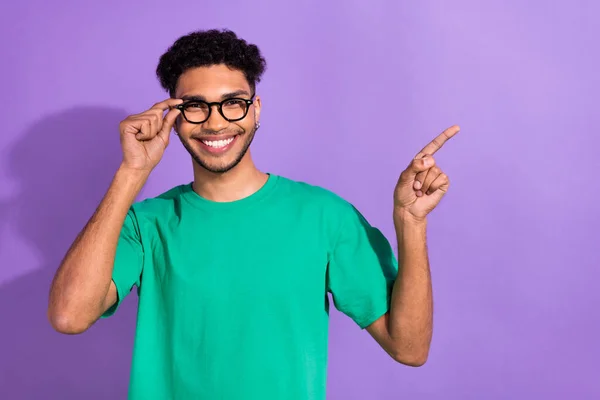 Foto Von Intelligenten Positiven Mann Arm Touch Brille Direkten Finger — Stockfoto