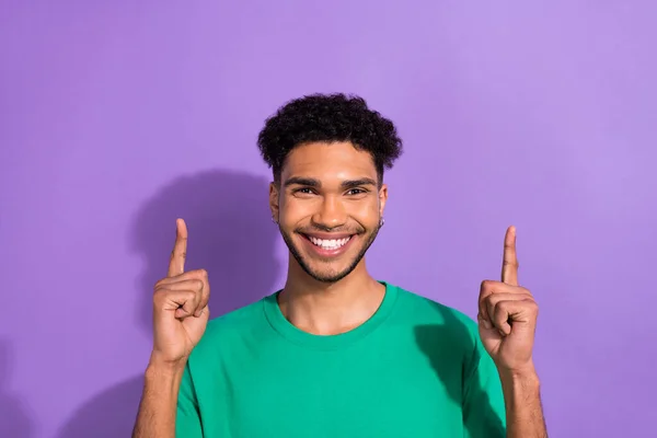 素敵な若い男の写真直接指アップ空のスペースショッピングバナーを着用緑のシャツ孤立紫色のパステルカラーの背景 — ストック写真