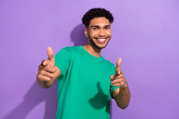 Foto Von Jungen Lächelnden Kerl Tragen Grünes Shirt Zeigefinger Sie — Stockfoto