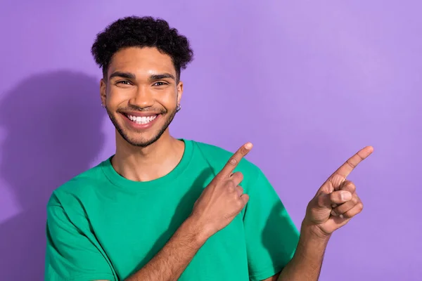 Foto Atraente Jovem Promotor Dedos Diretos Espaço Vazio Desgaste Camisa — Fotografia de Stock