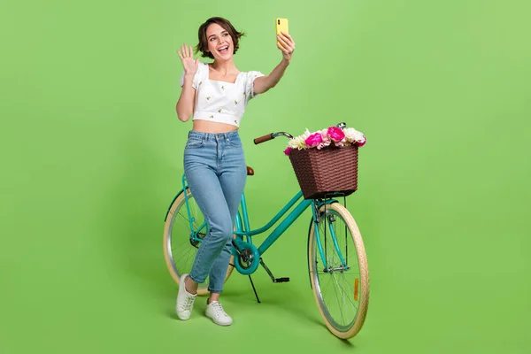 Full Size Portret Van Mooi Meisje Hold Smart Phone Maken — Stockfoto