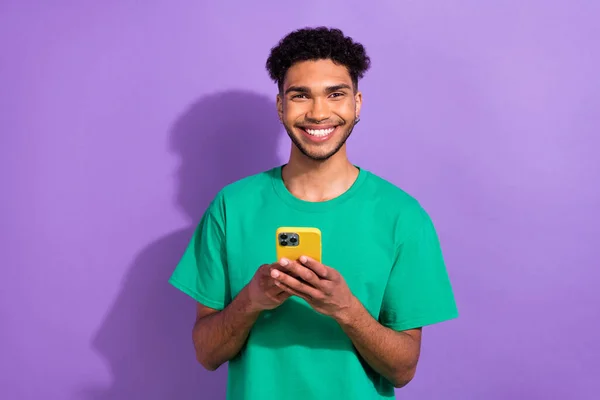 照片上的积极的人保持微笑 用智能手机避开紫色背景的隔离 — 图库照片