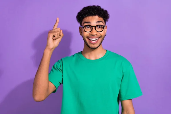 聪明的人戴着绿色T恤眼镜的照片 手指指向孤立的紫色背景 — 图库照片
