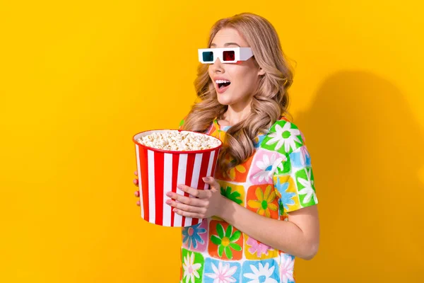 Photo Speechless Impressed Girl Dressed Colorful Shirt Hold Popcorn Staring — Stock Photo, Image